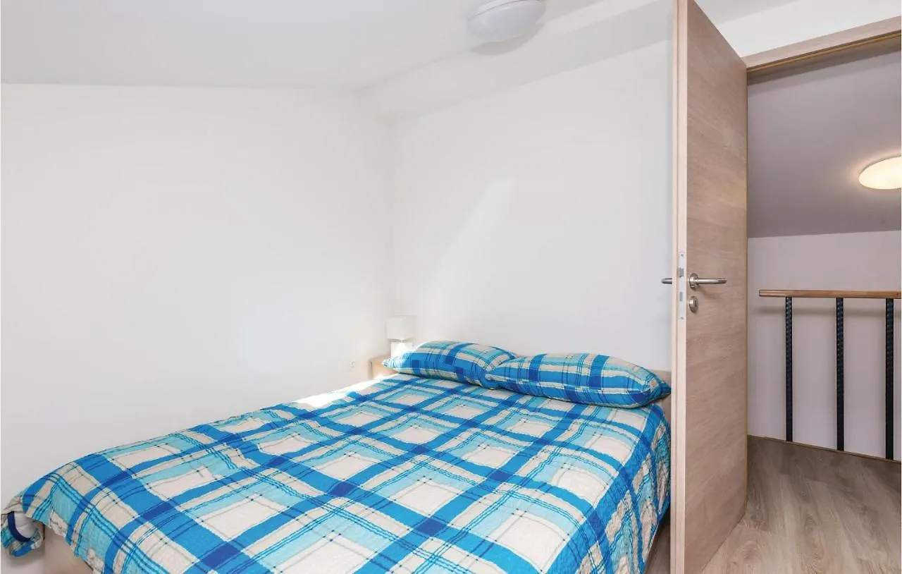 Stunning Home In Jurdani With 3 Bedrooms And Wifi