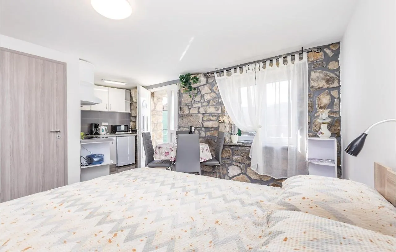 Stunning Home In Jurdani With 3 Bedrooms And Wifi