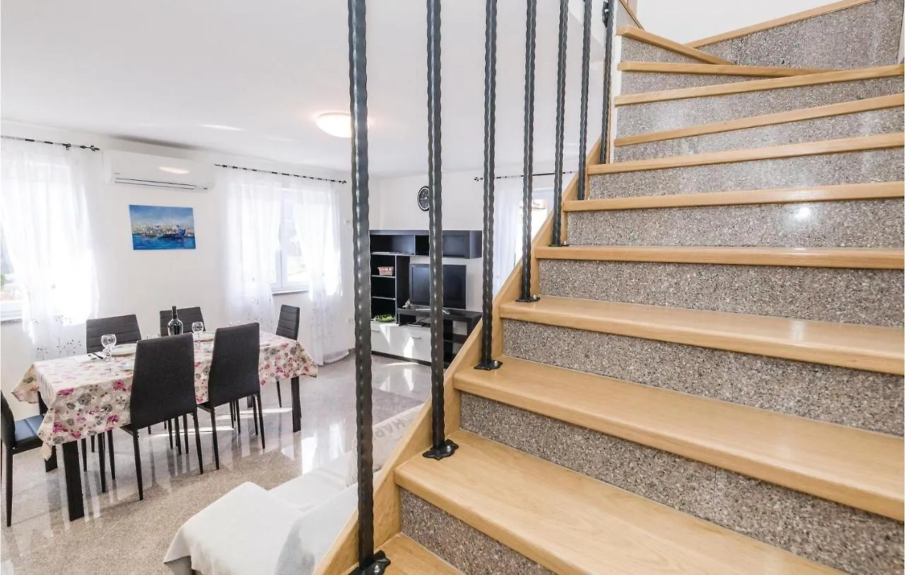Stunning Home In Jurdani With 3 Bedrooms And Wifi