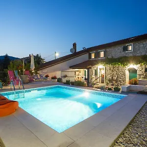 Villa Captain's With Swimming Pool, Jurdani